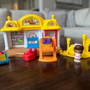 Little People Corner Market and Cupcake Bakery